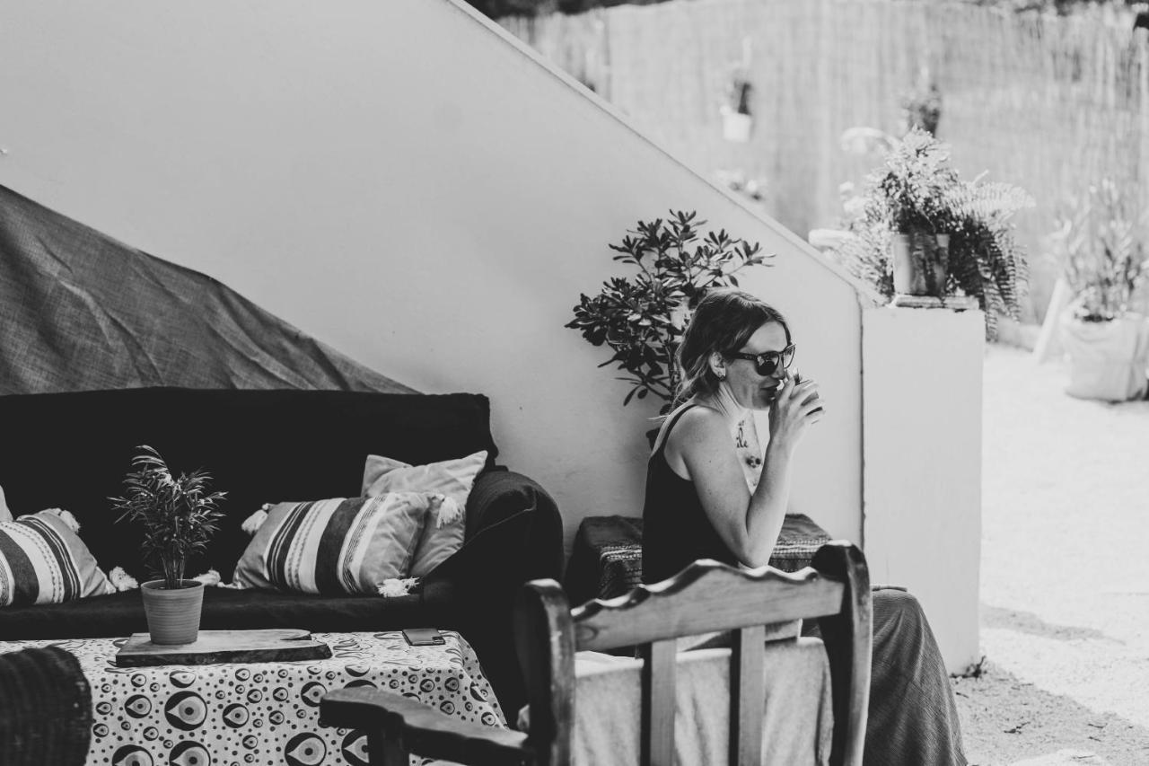 Tune Inn Activity Guesthouse- Over 24'S Ипсос Екстериор снимка