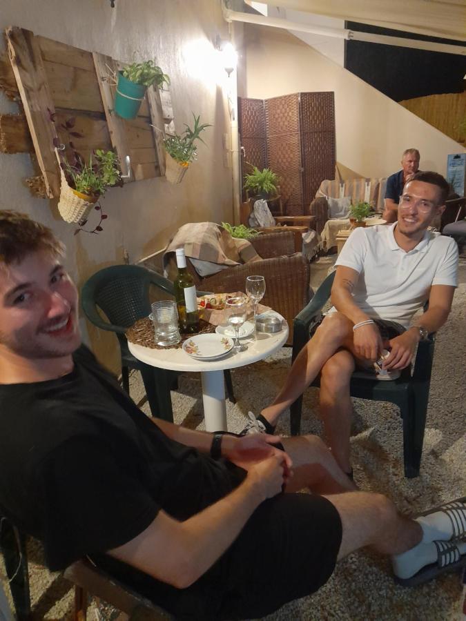 Tune Inn Activity Guesthouse- Over 24'S Ипсос Екстериор снимка
